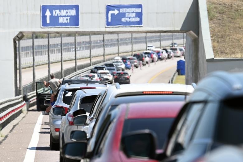 Автомобильная пробка перед Крымским мостом в Керчи