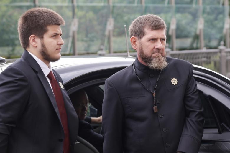 Глава Чеченской Республики Рамзан Кадыров и его сын Адам Кадыров (справа налево) во время прибытия с официальным визитом президента ОАЭ Мухаммеда бен Заида Аль Нахайяна