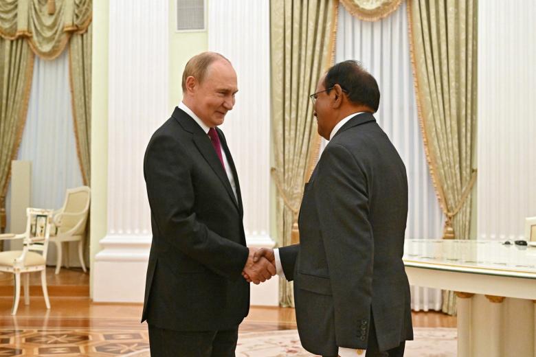 Президент РФ Владимир Путин и советник премьер-министра Индии по национальной безопасности Аджит Довал (справа) во время встречи в Москве