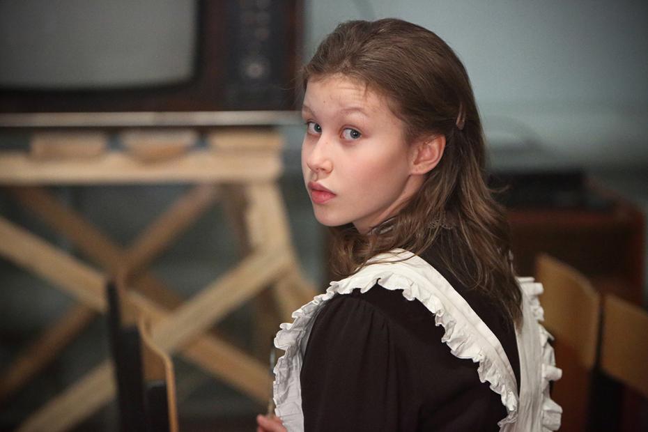 Кадр из сериала «Слово пацана», Айгуль (Анна Пересильд)