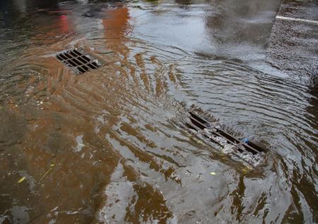 Извергающая воду ливневая канализация в Мытищах попала на видео