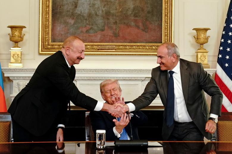 Президент Азербайджана Ильхам Алиев (слева направо), президент США Дональд Трамп и премьер-министр Армении Никол Пашинян во время церемонии подписания соглашения в Вашингтоне