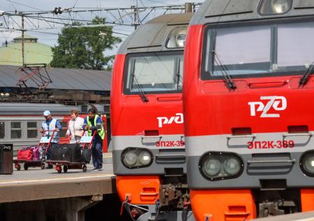 Паровоз туристического поезда с пассажирами сошел с рельсов