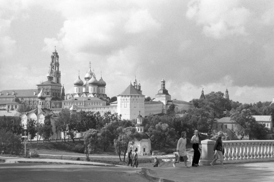 Общий вид Свято-Троицкой Сергиевой лавры, основанной в XIV веке преподобным Сергием Радонежским, 1990 год
