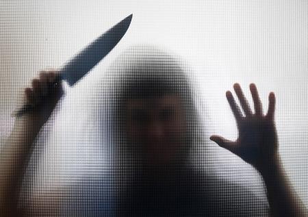 Психически больная женщина пыталась убить себя и маленького сына