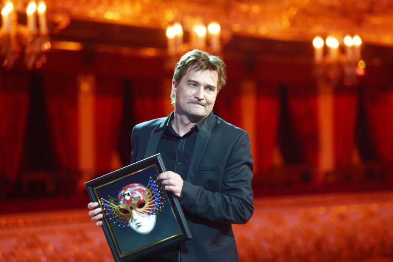 Юрий Бутусов с наградой в номинации «Специальная премия жюри драматического театра и театра кукол» за спектакли «Добрый человек из Сезуана» театра им. А. С. Пушкина и «Макбет».
