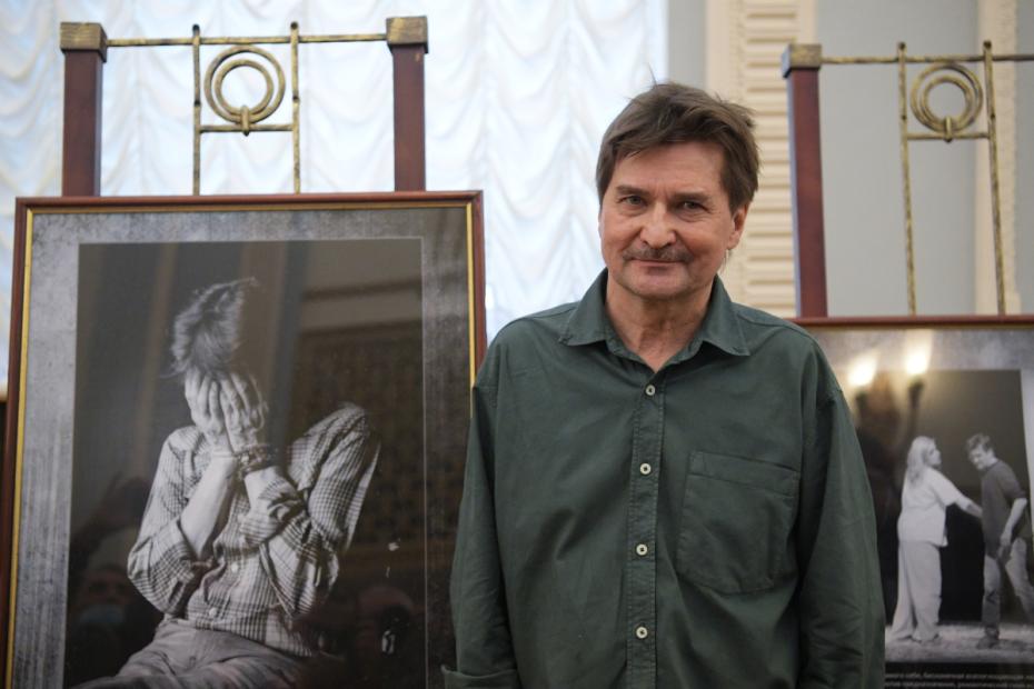 Юрий Бутусов на фотовыставке «В пространстве Юрия Бутусова», 2021 год