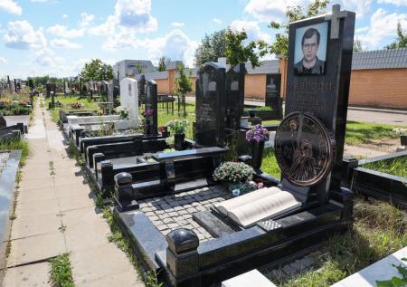 В день 70-летия Мавроди на его могиле замечена странная деталь