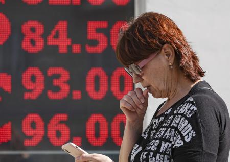 Россияне кинулись скупать валюту: куда лучше всего вложить рубли в августе