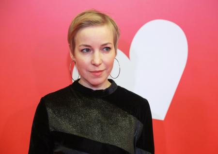 Актриса Шалаева со слезами на глазах призналась, что «таксует» в Париже