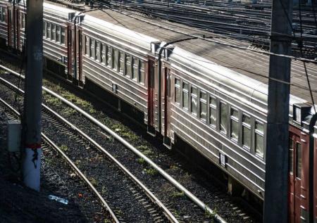 Петербуржца насмерть сбил поезд при попытке перейти ж/д пути
