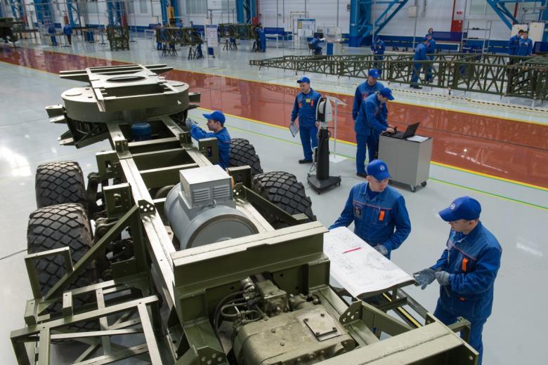 Рабочие занимаются разработкой и производством зенитно-ракетных комплексов малой, средней и большой дальности