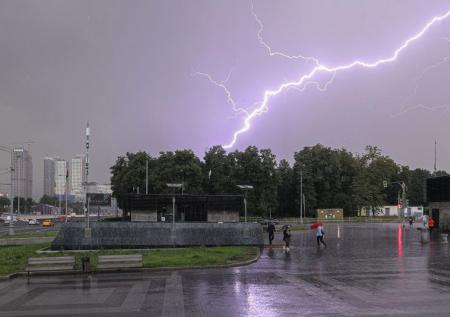 Россиянам дали советы, как защититься во время грозы