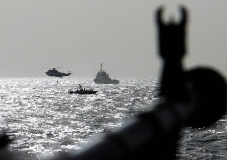 Два военных корабля столкнулись при преследовании другого судна