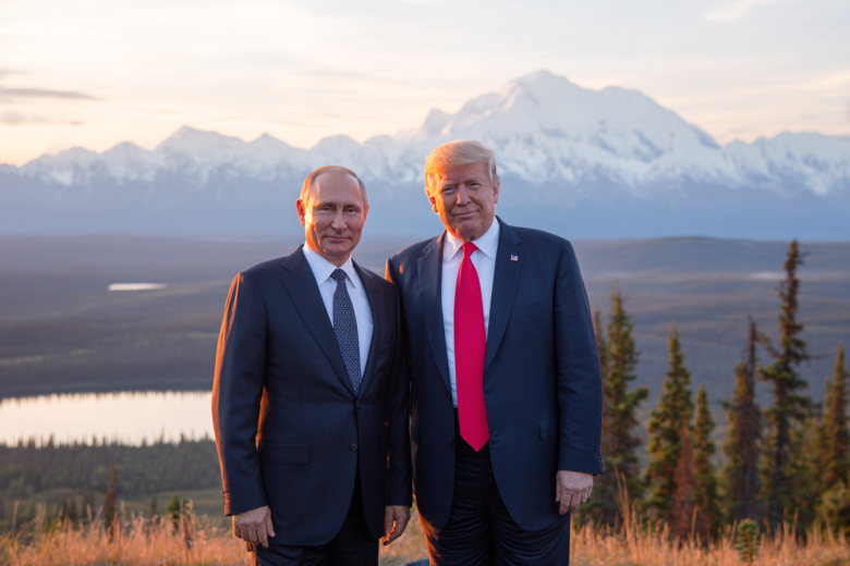 Владимир Путин и Дональд Трамп в представлении ИИ