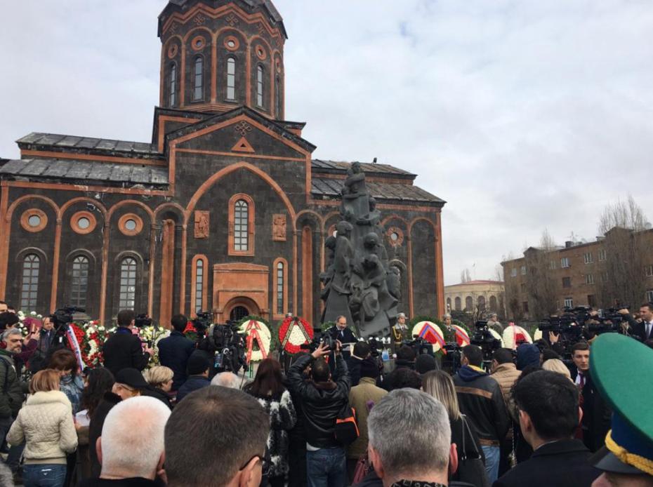 Памятник «Жертвам безвинным, сердцам милосердным» установлен в городе Гюмри, Армения, в память о жертвах Спитакского землетрясения 1988 года