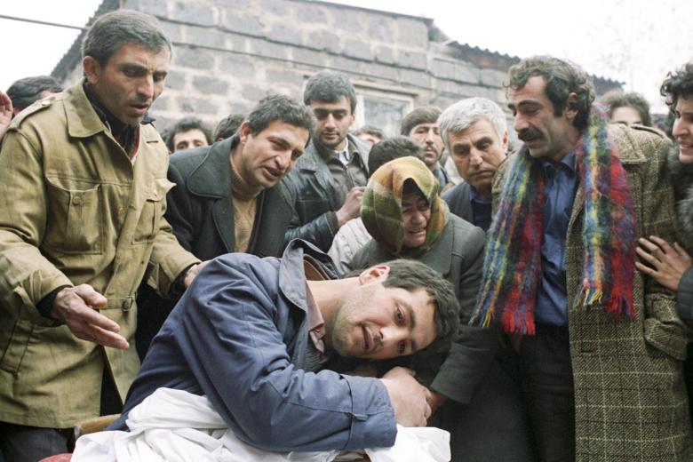 Пострадавшие оплакивают погибших. 7 декабря 1988 года в ряде северных районов Армении произошло землетрясение магнитудой свыше 10 баллов (эпицентр землетрясения — город Спитак). Последствия землетрясения в Армении, 1988 год