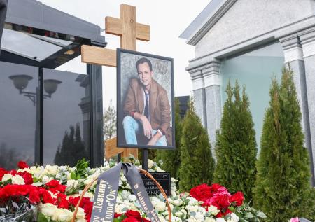 Вдова экс-солиста «На-На» объяснила, почему дочери не навещают могилу отца