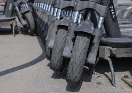 Мальчик на арендованном самокате упал под автобус и погиб в Москве