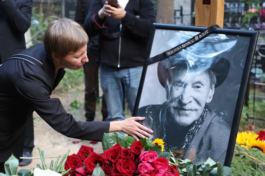 Дарья Пашкова (сиделка Ивана Краско) на церемонии прощания с народным артистом России Иваном Краско