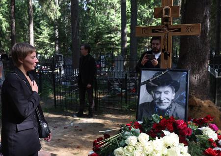 Сиделка Краско ответила на обвинения во лжи со стороны экс-жены актера