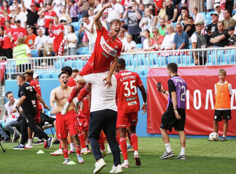 Игроки «Спартака» и Игорь Дмитриев на первом плане