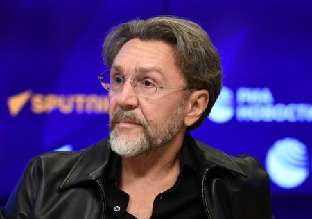 Запрет песен, воссоединение с бывшей женой: как живет Сергей Шнуров