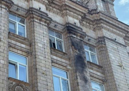 Уличная камера зафиксировала атаку вражеского дрона на пятиэтажку