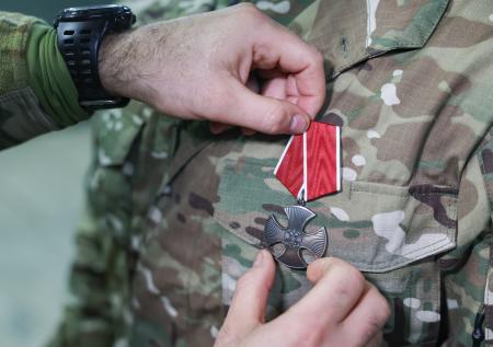 Спасенный бойцом ВСУ российский военный получил орден Мужества