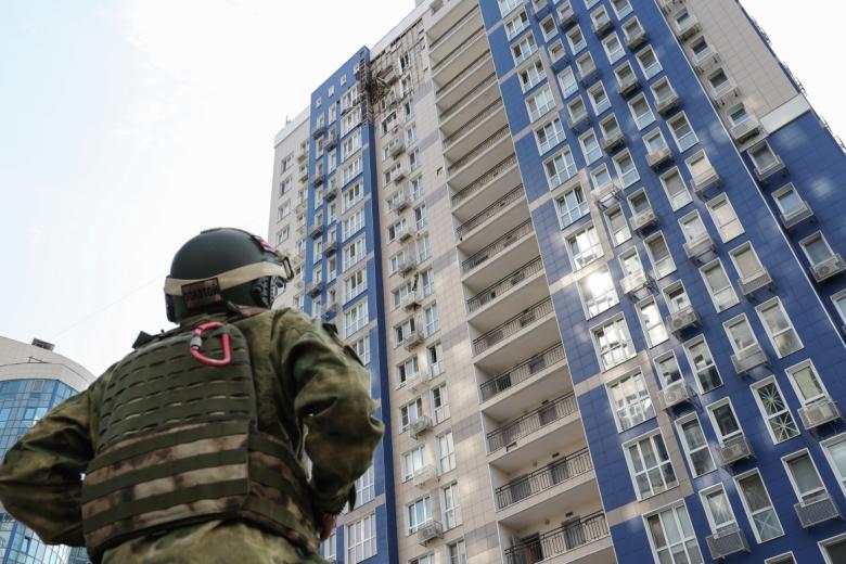 Доброволец народной дружины «Ополчение 31» у жилого дома в Белгороде, подвергшегося атаке беспилотника ВСУ