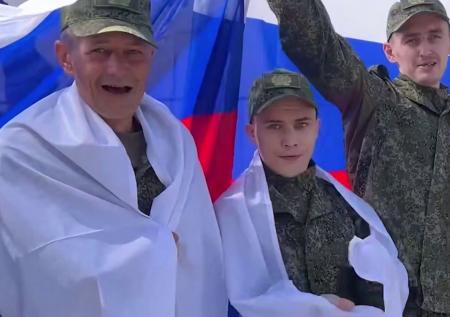 Яркие эмоции вернувшихся из украинского плена солдат попали на видео