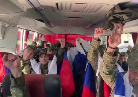 В Подмосковье сел самолет с вернувшимися из плена военнослужащими России