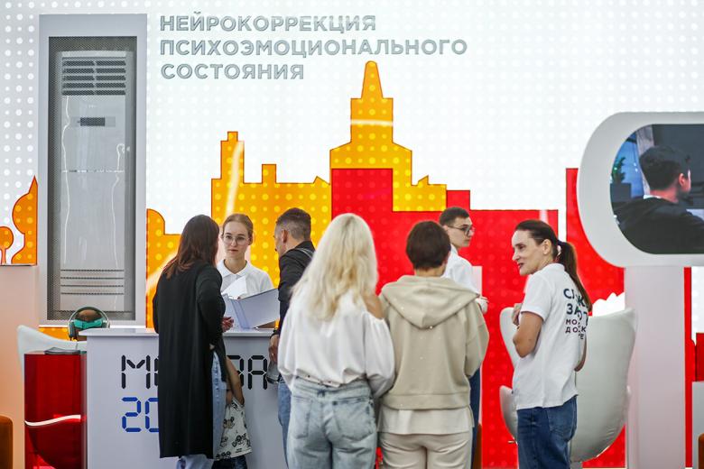 Посетители на форуме-фестивале «Территория будущего. Москва 2030» в Гостином дворе