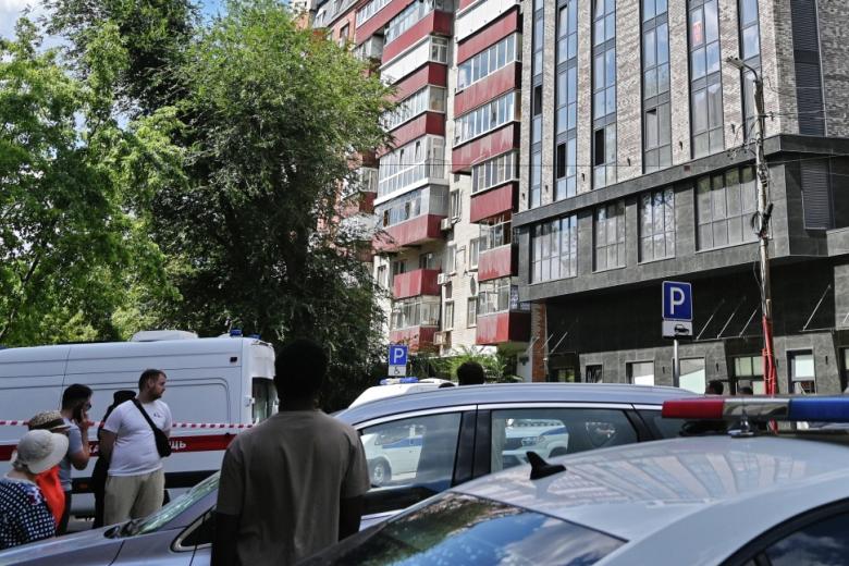 Люди у жилого дома в Ростове-на-Дону, подвергшегося атаке беспилотника ВСУ
