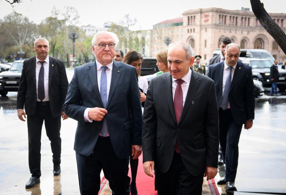 Армения, Ереван. Федеральный президент Франк-Вальтер Штайнмайер (впереди слева) и его супруга Эльке Бюденбендер (сзади справа) приветствуются премьер-министром Армении Николом Пашиняном и его супругой Анной Акопян