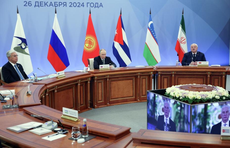 26 декабря 2024 года. Президент РФ Владимир Путин, президент Республики Казахстан Касым-Жомарт Токаев (слева) и президент Белоруссии Александр Лукашенко (справа) на заседании Высшего Евразийского экономического совета в расширенном составе