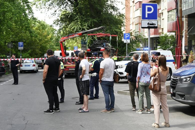 Люди у жилого дома в Ростове-на-Дону, подвергшегося атаке беспилотника ВСУ