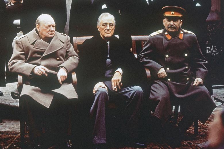 Премьер-министр Великобритании Уинстон Черчилль, президент США Франклин Рузвельт и маршал СССР Иосиф Сталин на террасе Ливадийского дворца в Ялте, 4 февраля 1945 года (колоризованная фотография)
