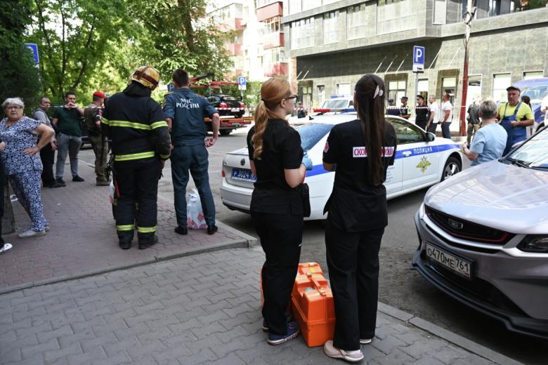Сотрудники МЧС РФ и медики у жилого дома в Ростове-на-Дону, подвергшегося атаке беспилотника ВСУ