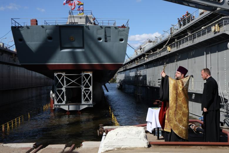 Священнослужители на торжественной церемонии спуска на воду фрегата «Адмирал Амелько» (проект 22350) в Санкт-Петербурге