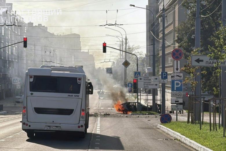 Легковой автомобиль загорелся в результате атаки беспилотника ВСУ в Белгороде