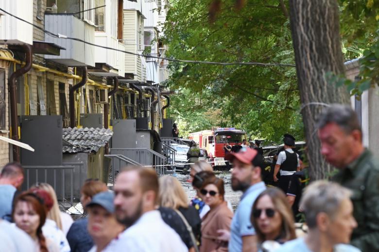Люди у жилого дома в Ростове-на-Дону, подвергшегося атаке беспилотника ВСУ