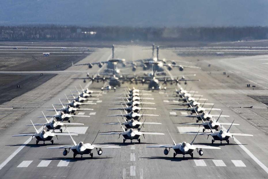 Истребители ВВС США F-22 Raptors, E-3 Sentry, C-17 Globemaster III, C-130J Herculeses и C-12F Huron во время проведения учебных маневров на базе Элмендорф-Ричардсон