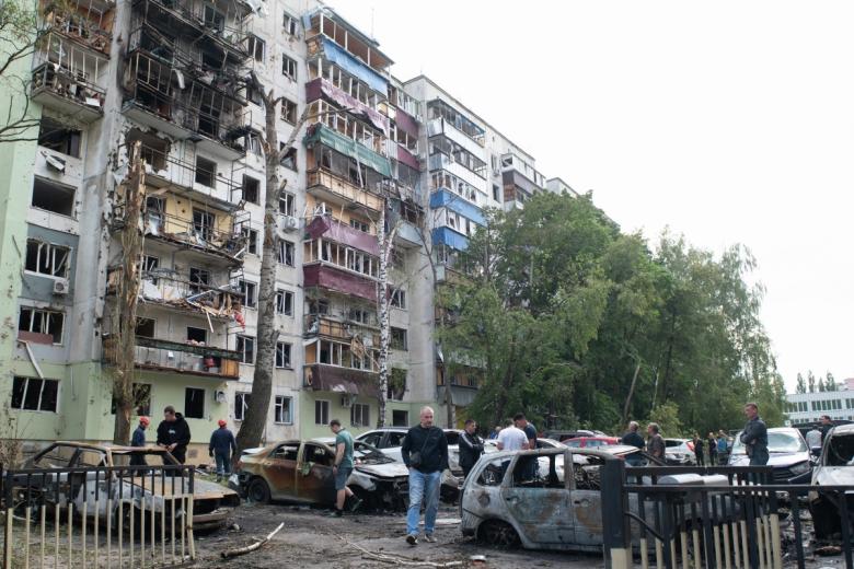 Последствия попадания БПЛА в жилой дом в Курске