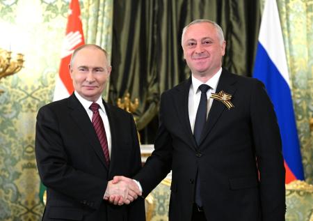 Путин поздравил президента Абхазии с днем рождения