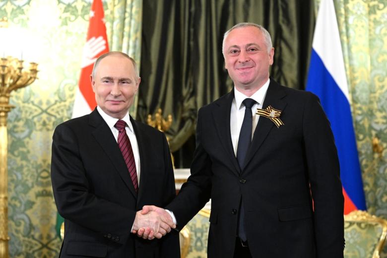 Владимир Путин и Бадра Гунба