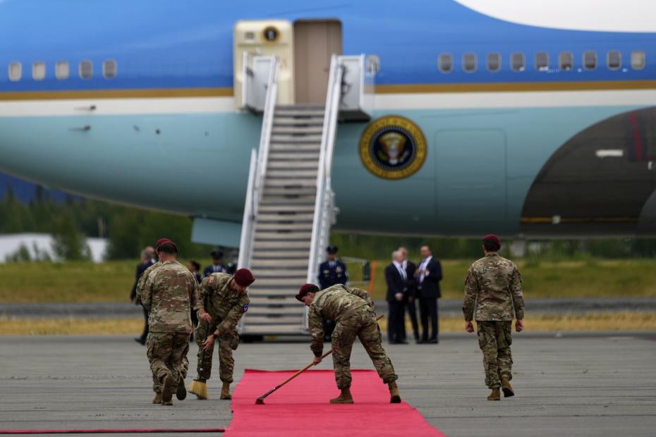 Обстановка перед прилетом  Дональд Трампа и Владимир Путина на военную объединенную базу Эльмендорф — Ричардсон