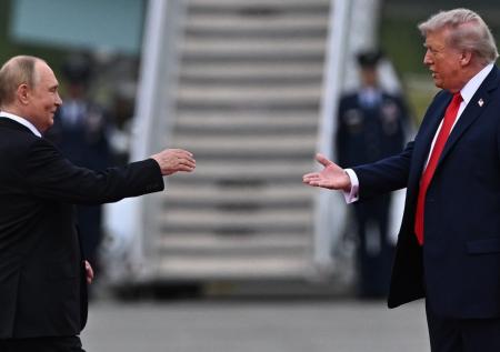 Пожали руки и уехали на одном авто: как Трамп встретил Путина на Аляске