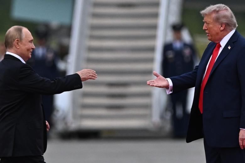 Владимир Путин и Дональд Трамп во время встречи на военной базе Элмендорф-Ричардсон на Аляске