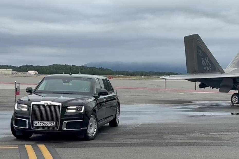 Автомобиль «Аурус» кортежа президента России на аэродроме базы Элмендорф-Ричардсон на Аляске, где пройдет церемония встречи президента РФ Владимира Путина и президента США Дональда Трампа